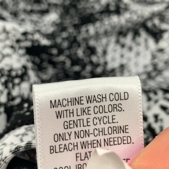 Dana Buchman Sleeveless Blouse Snake Print Black White Small Cowl Neck Gold Pins - Picture 5 of 15